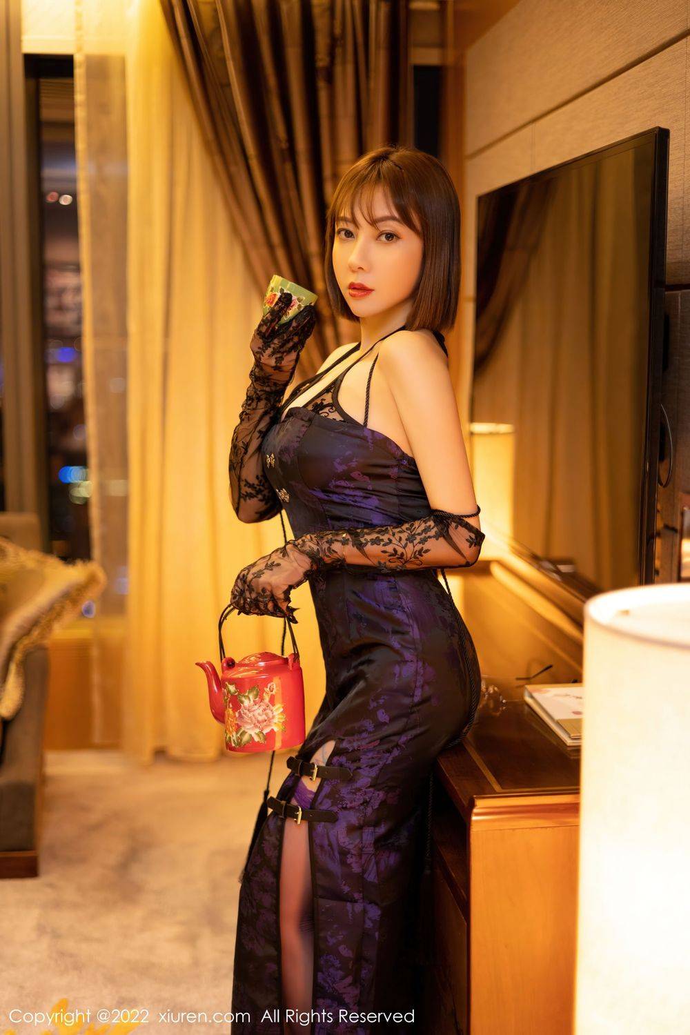 秀人网性感御姐果儿Victoria紫色长裙搭配透明丝袜青海旅拍-10