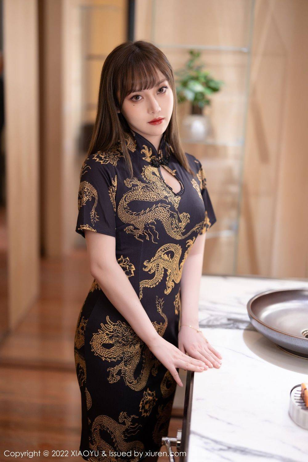 语画界美女模特豆瓣酱深色旗袍搭配诱人原色丝袜性感写真