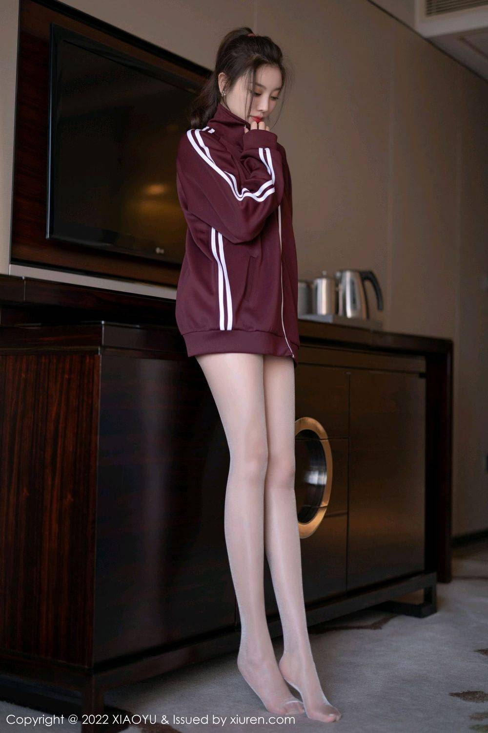 语画界性感女神杨晨晨Yome暗红色运动服外套原色丝袜套图