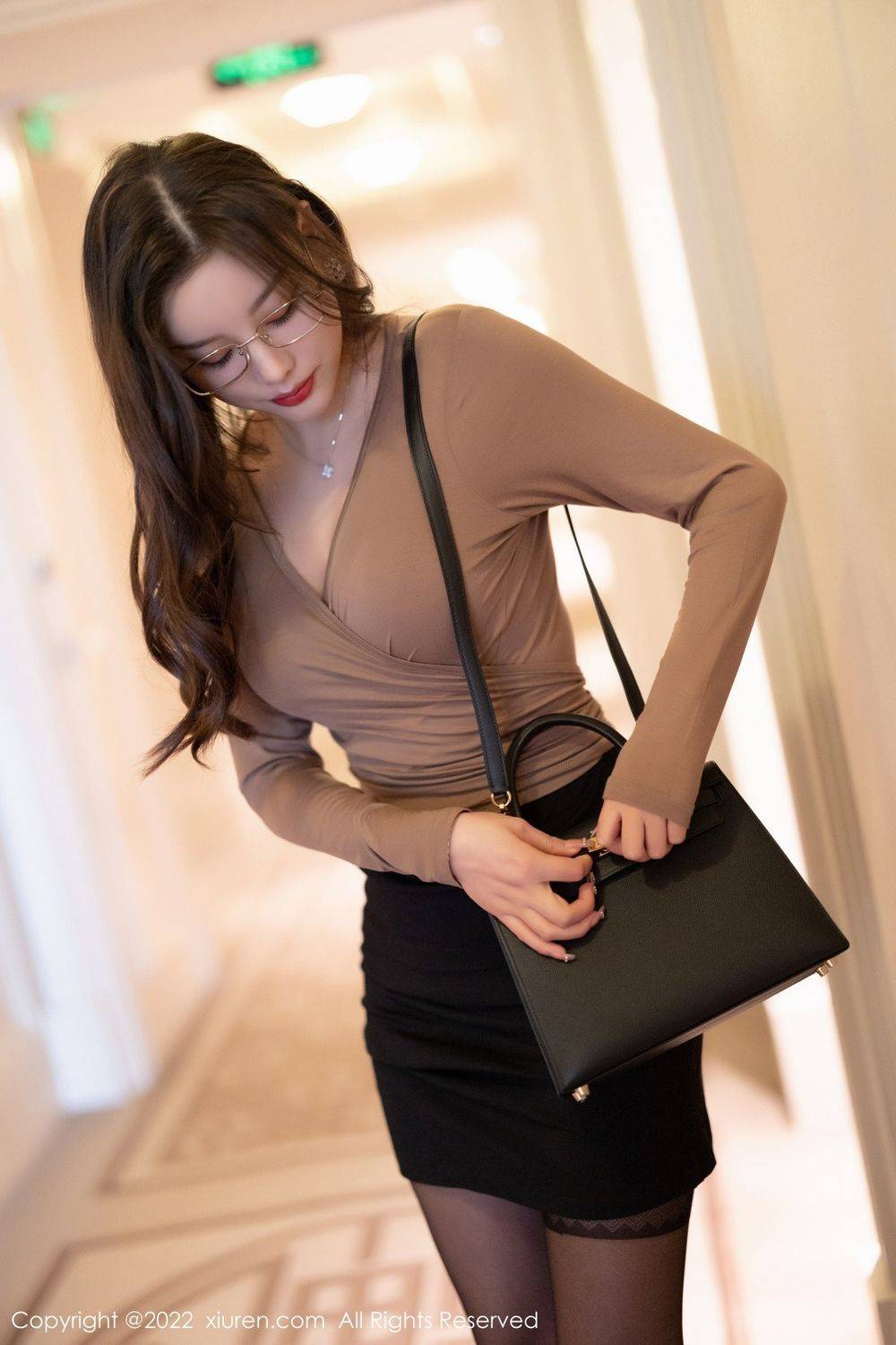 秀人网性感女神杨晨晨Yome咖啡色上衣搭配黑色短裙私房写真-2