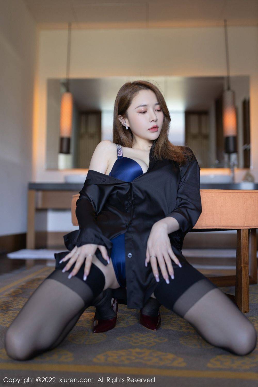 秀人网美女模特鱼子酱Fish黑色长T恤搭配诱人黑丝三亚旅拍