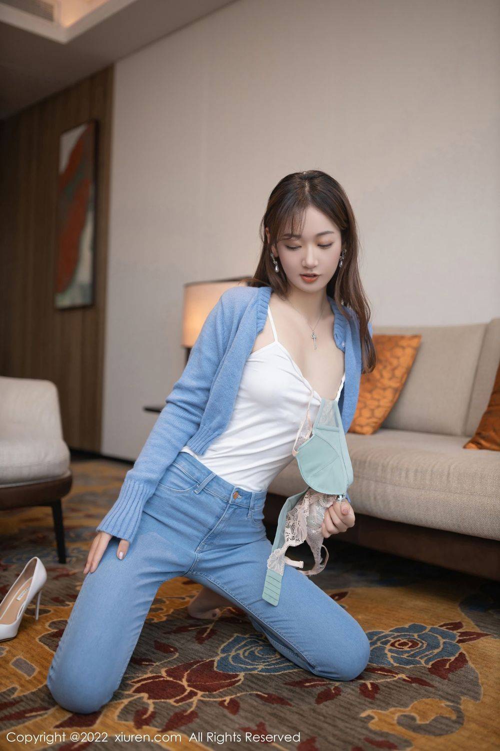 秀人网美女模特唐安琪淡蓝色上衣搭配原色丝袜系列写真-13