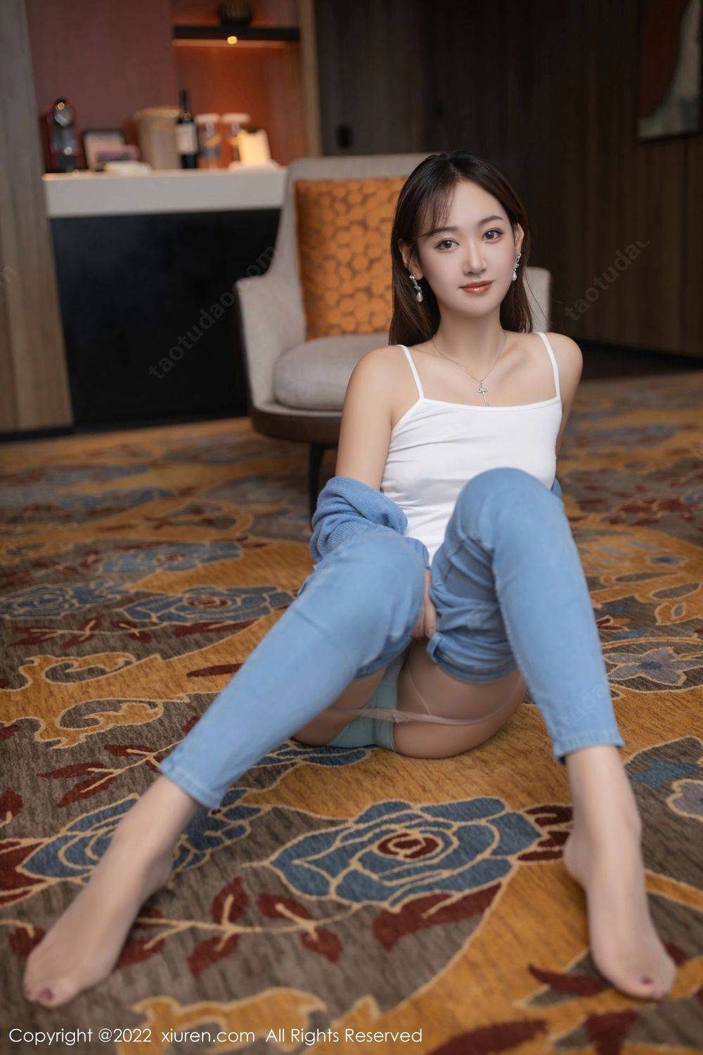 秀人网美女模特唐安琪淡蓝色上衣搭配原色丝袜系列写真-31