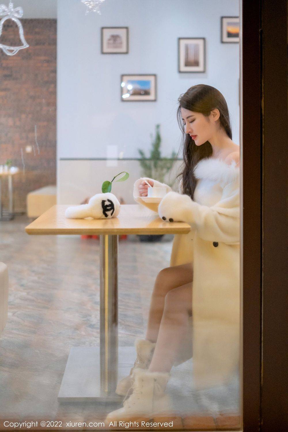 秀人网美女模特陈诗诗kiki白色毛衣外搭配丝袜系列性感写真-24