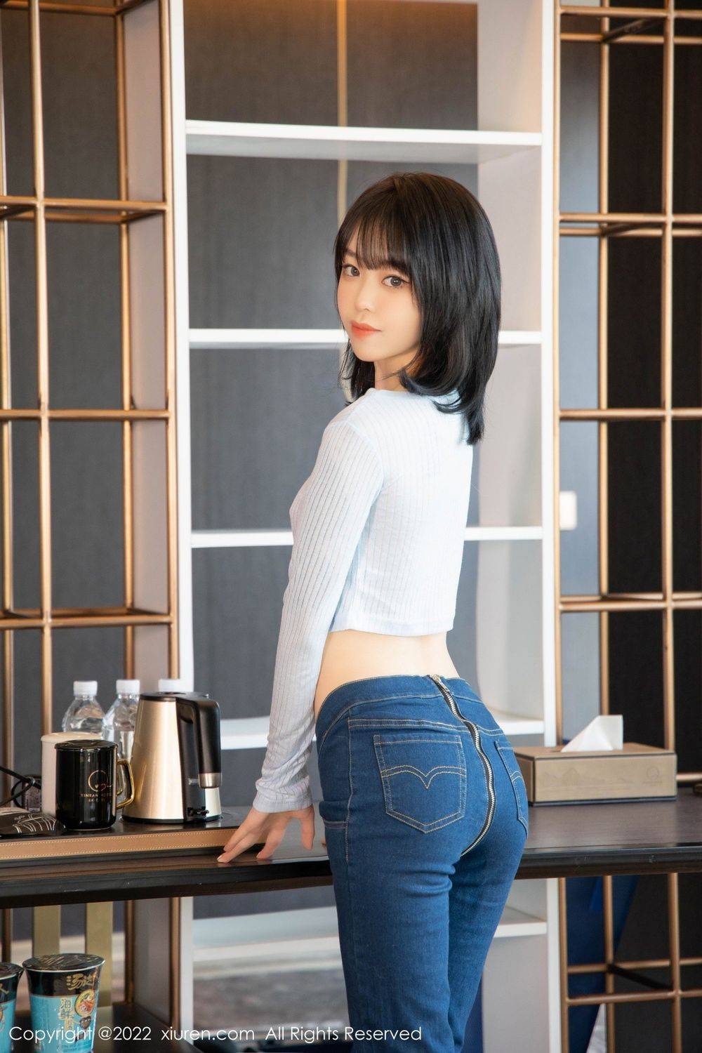 秀人网美女模特小奶瓶呜呜淡蓝色外套搭配牛仔裤性感写真-4