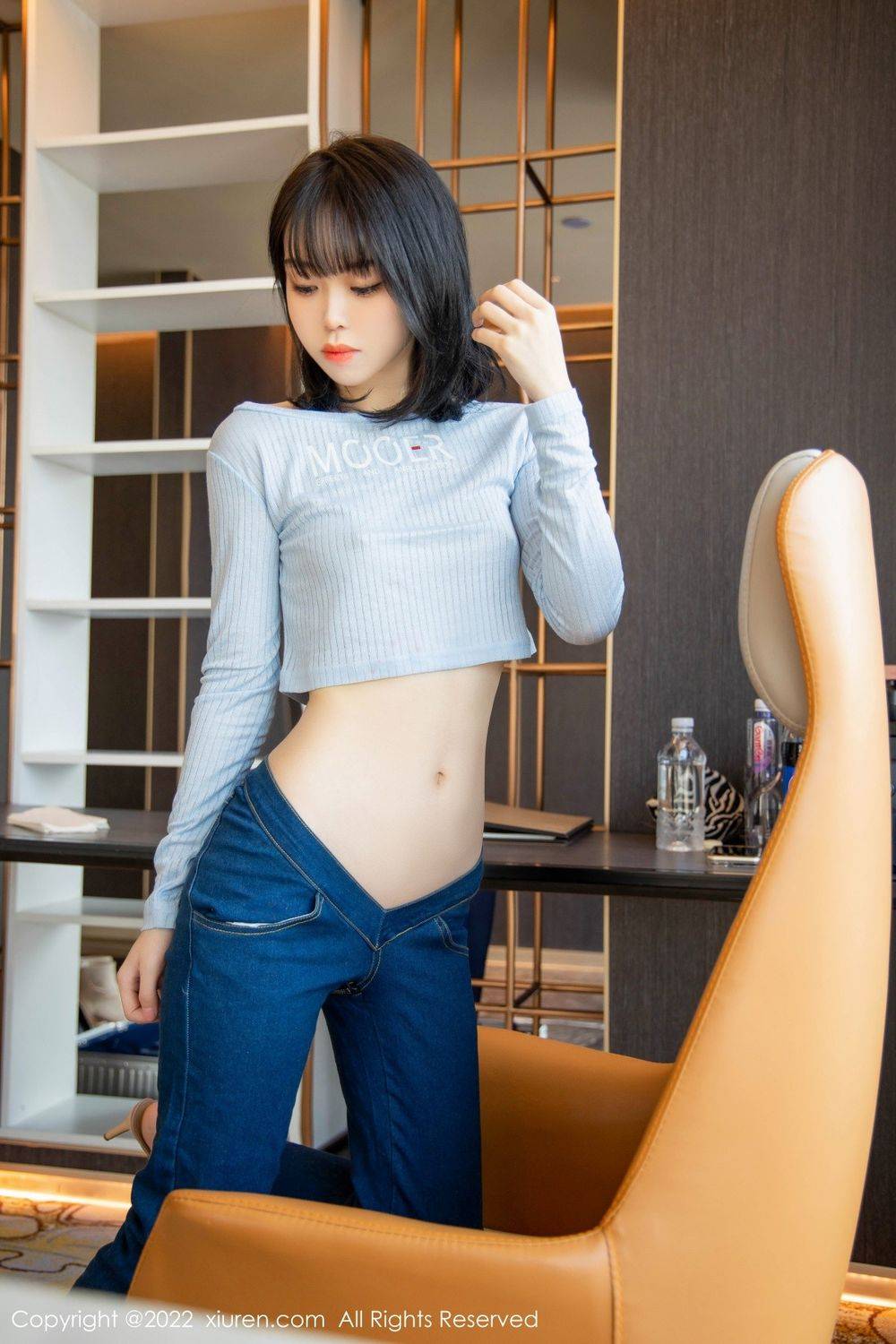 秀人网美女模特小奶瓶呜呜淡蓝色外套搭配牛仔裤性感写真-24