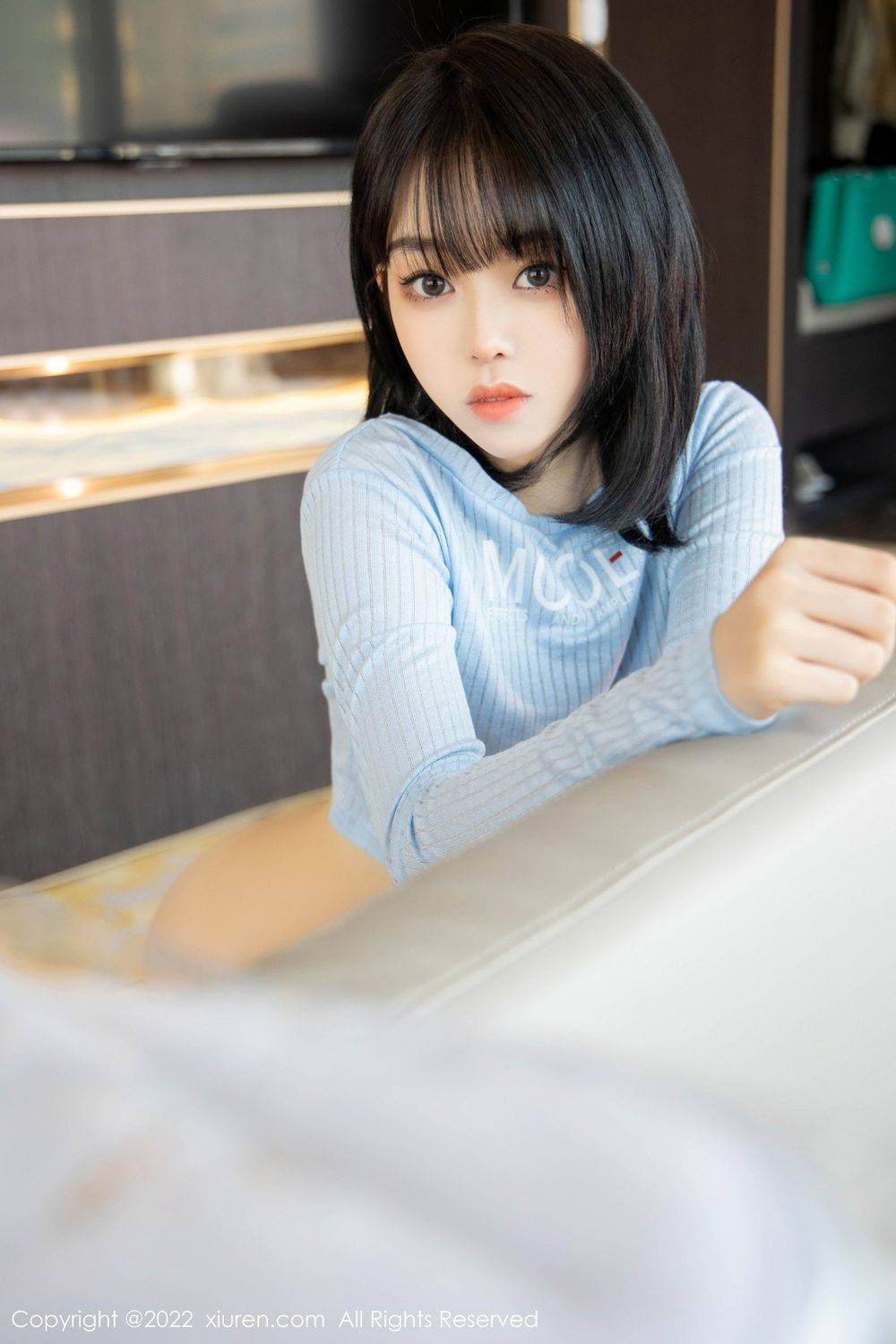 秀人网美女模特小奶瓶呜呜淡蓝色外套搭配牛仔裤性感写真-19