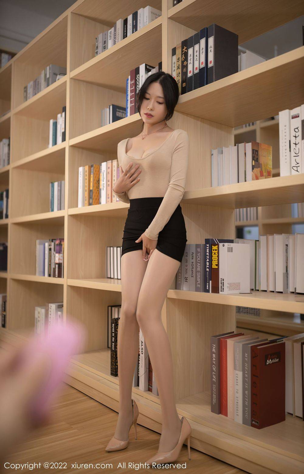 秀人网美女模特抖娘利世咖啡色收身上衣图书馆场景写真-13