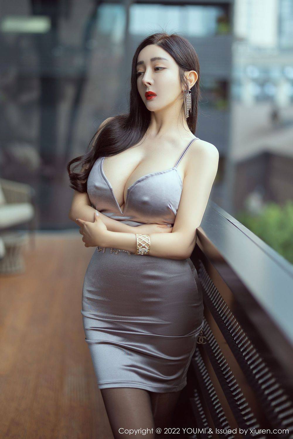 尤蜜荟美女模特允薾米黄色上衣丰腴身材黑丝系列成都旅拍-13