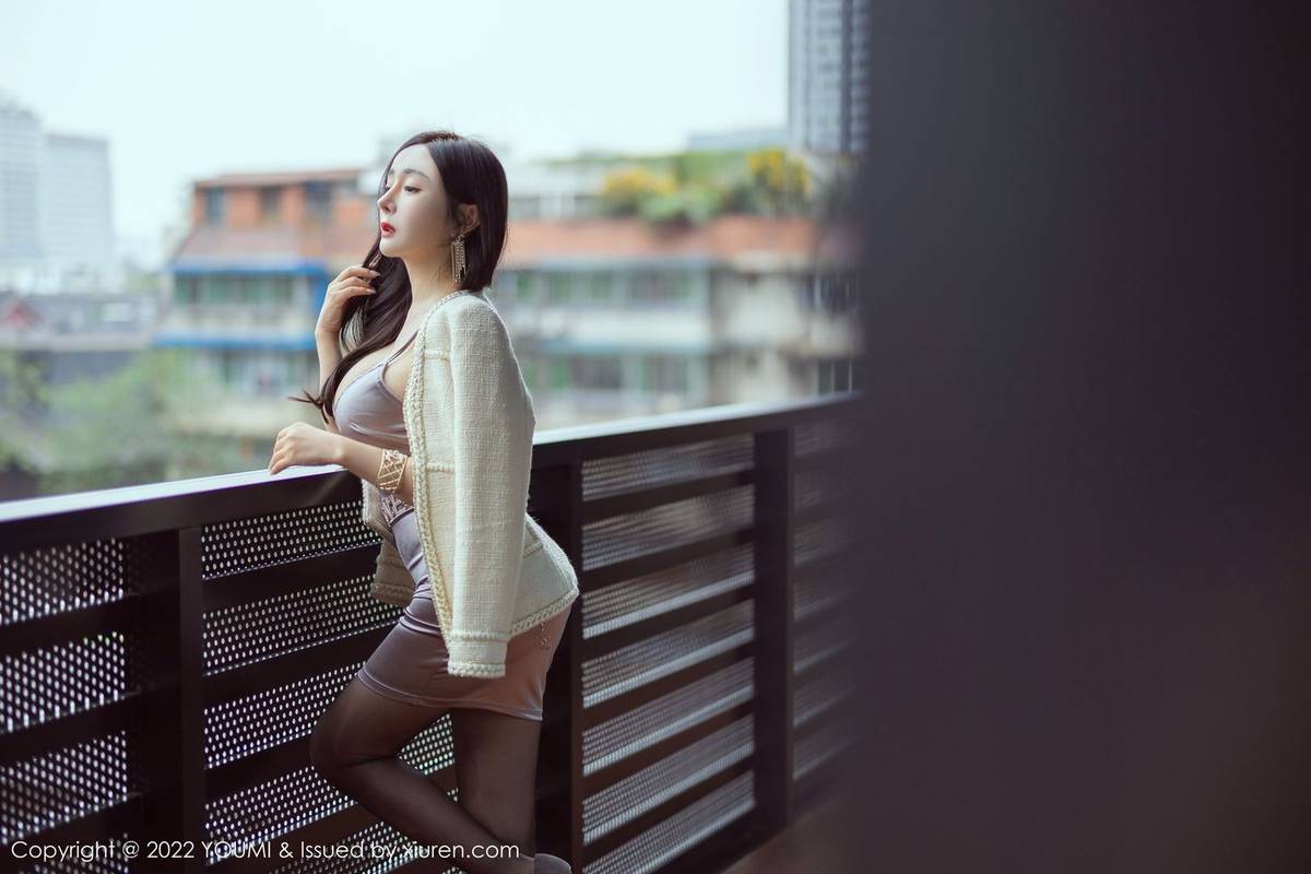 尤蜜荟美女模特允薾米黄色上衣丰腴身材黑丝系列成都旅拍-12