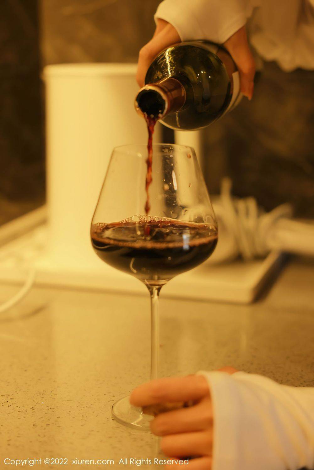 秀人网新人模特tina_甜仔连衣裙搭配吊带袜OL系列首套写真-8