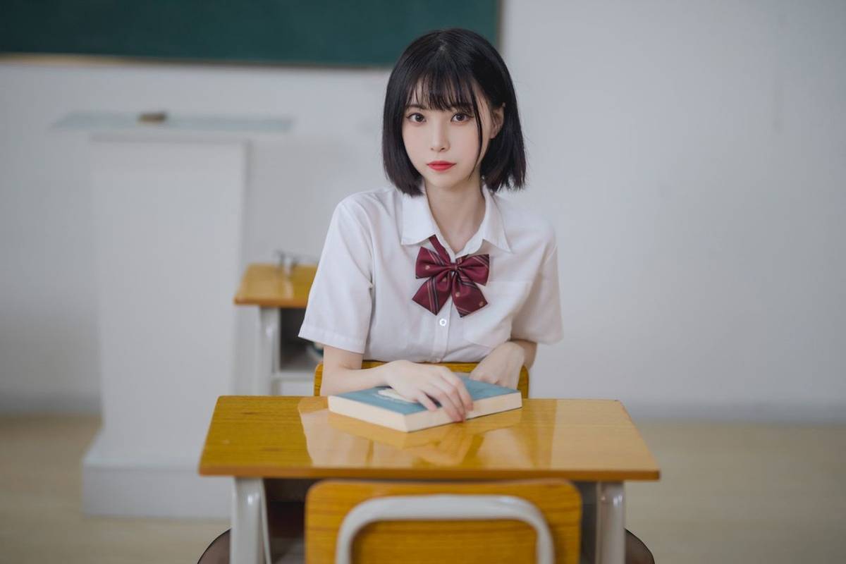 网络美女许岚LAN清爽短发黑丝美腿JK制服教室场景性感写真-23