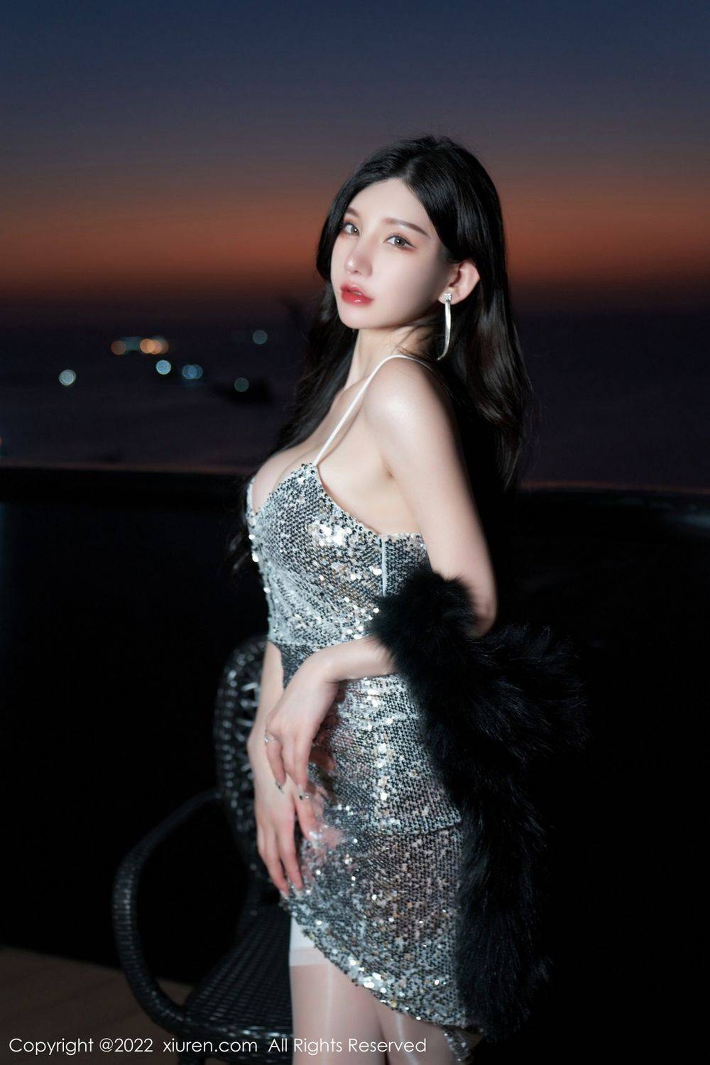 秀人网性感女神周于希Sally闪亮银色吊裙搭配白色丝袜写真-11