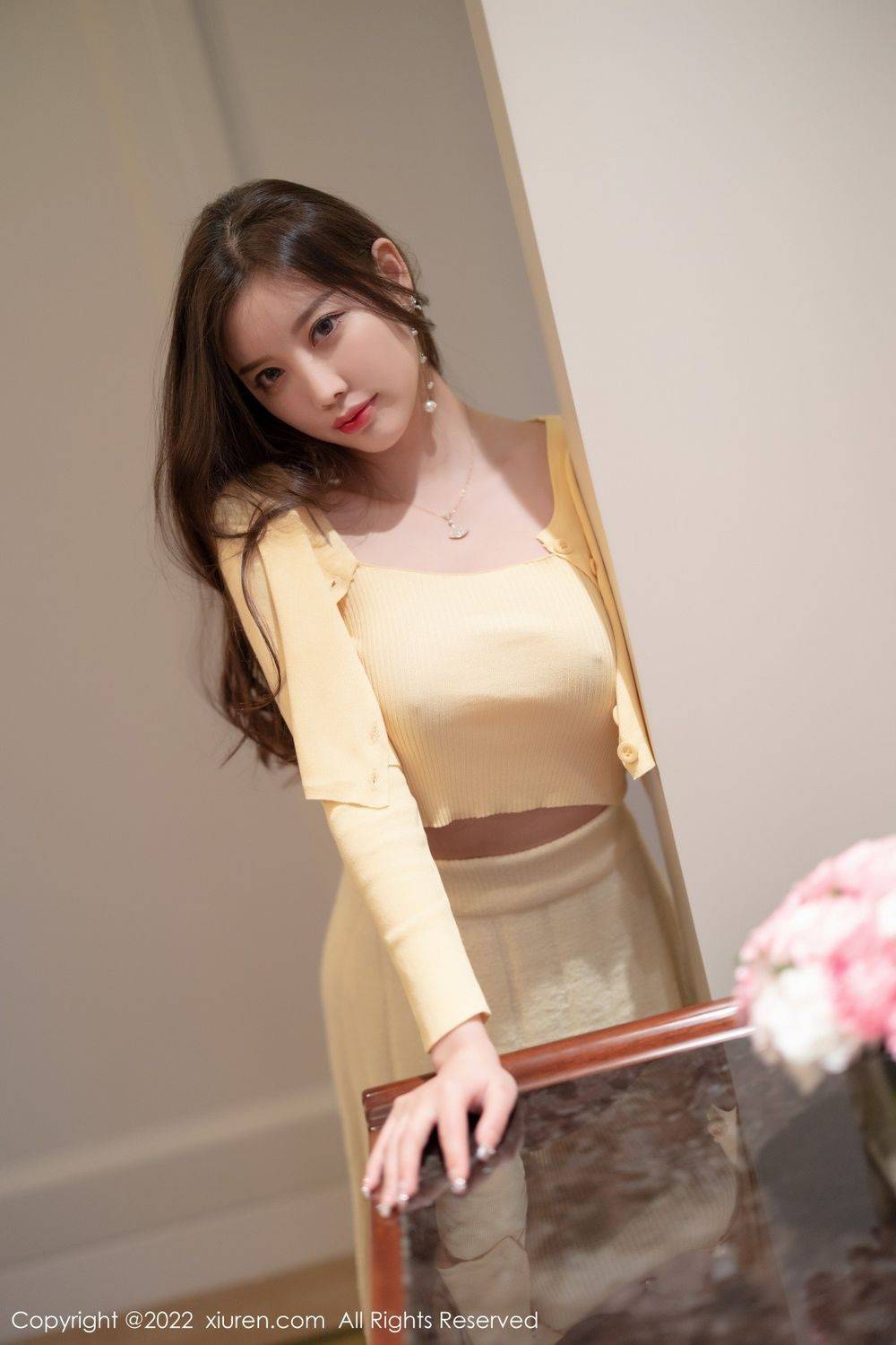 秀人网性感女神杨晨晨Yome淡黄色上衣搭配长裙系列私房写真-2