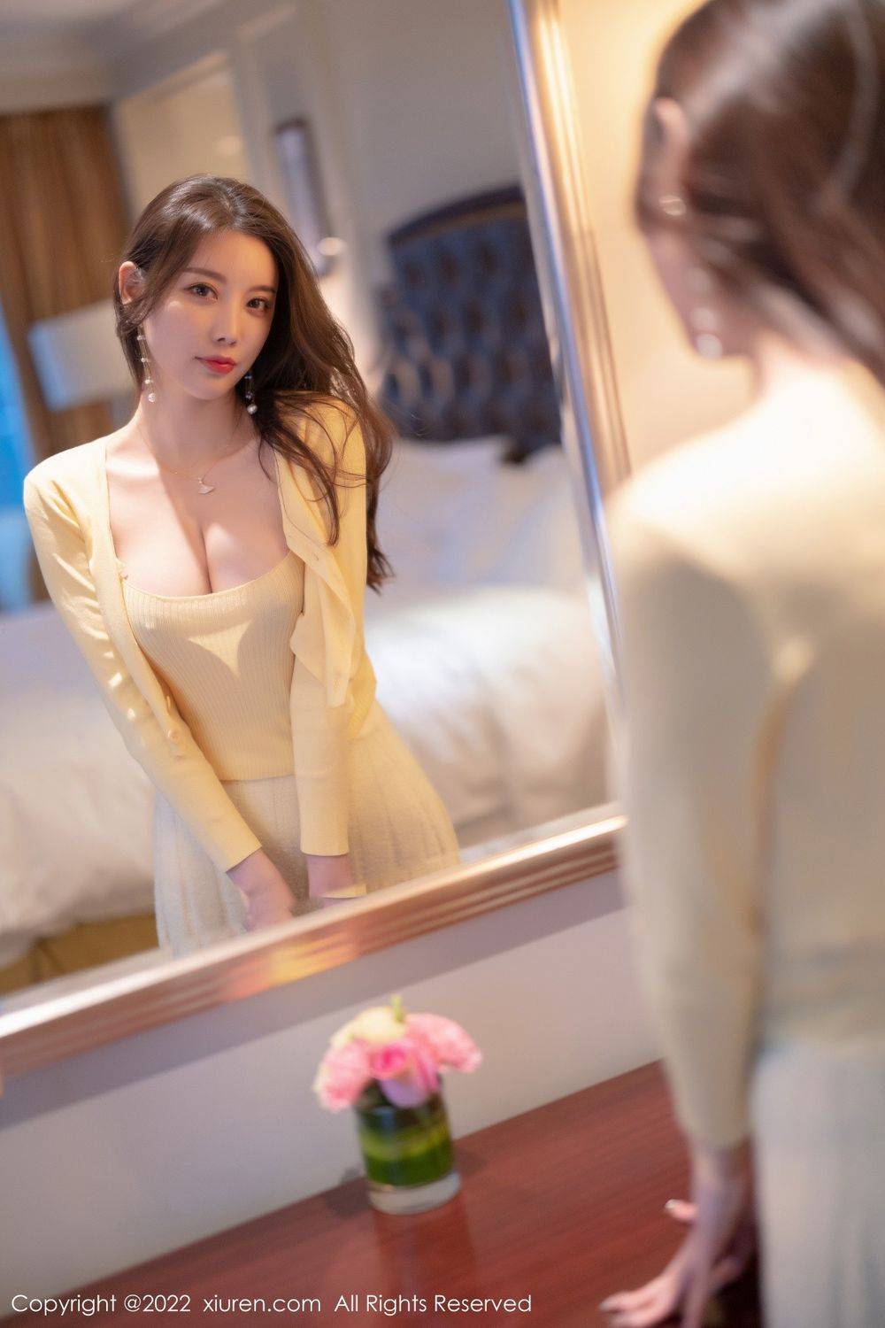 秀人网性感女神杨晨晨Yome淡黄色上衣搭配长裙系列私房写真-5