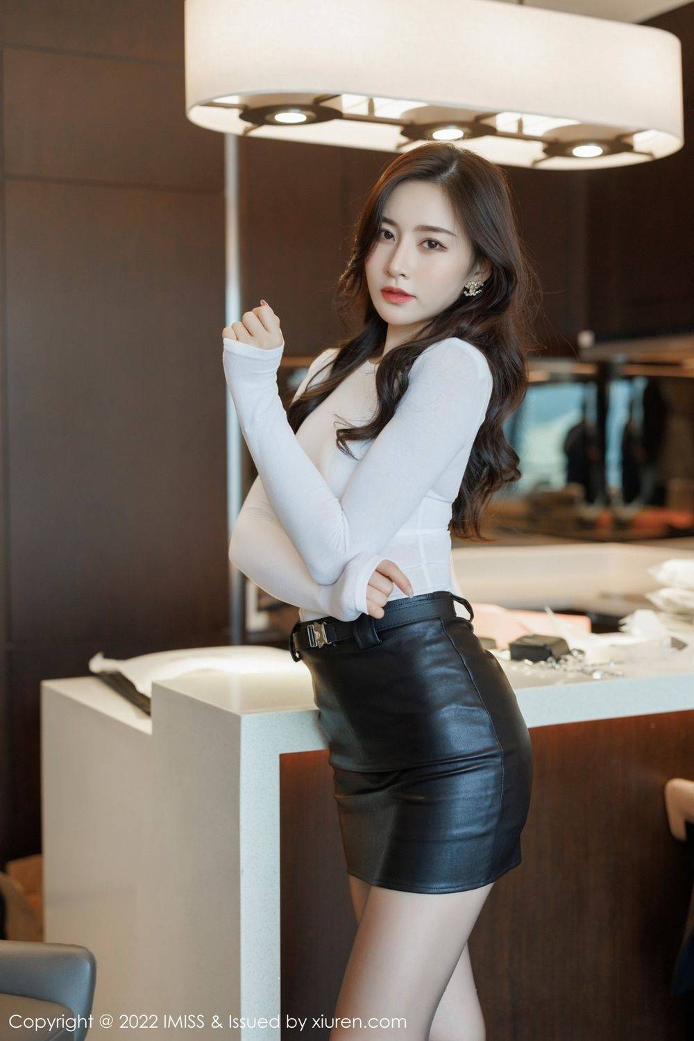 爱蜜社气质美女Vanessa白色典雅服饰与皮质黑色短裙性感写真-6