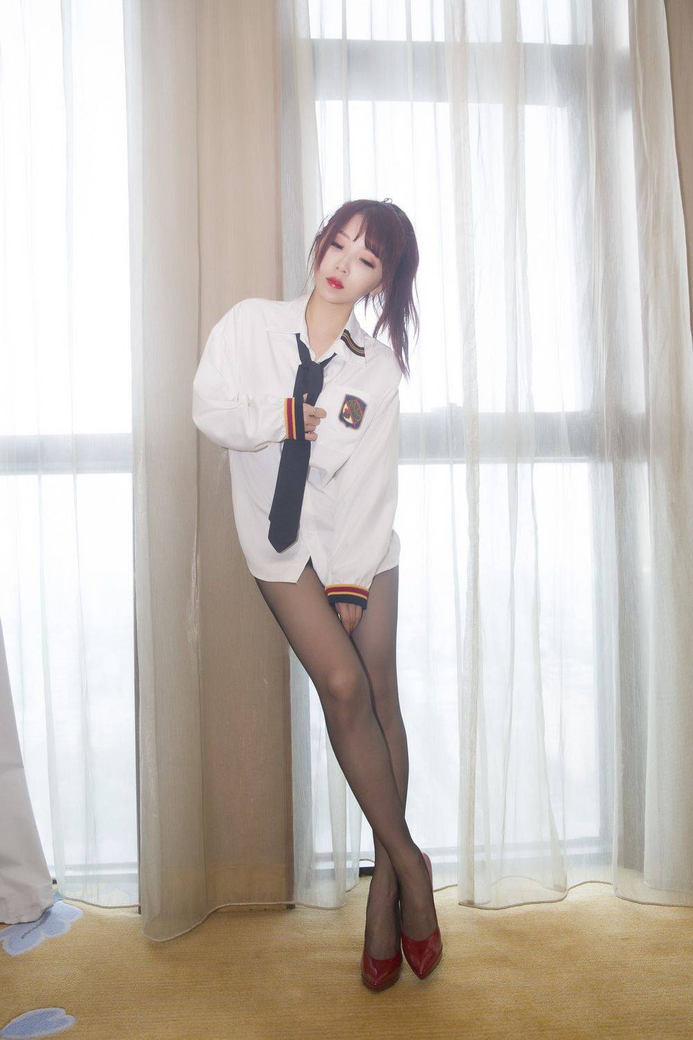 斗鱼美女主播小女巫露娜白衬衫黑丝美腿系列校园风套图-20