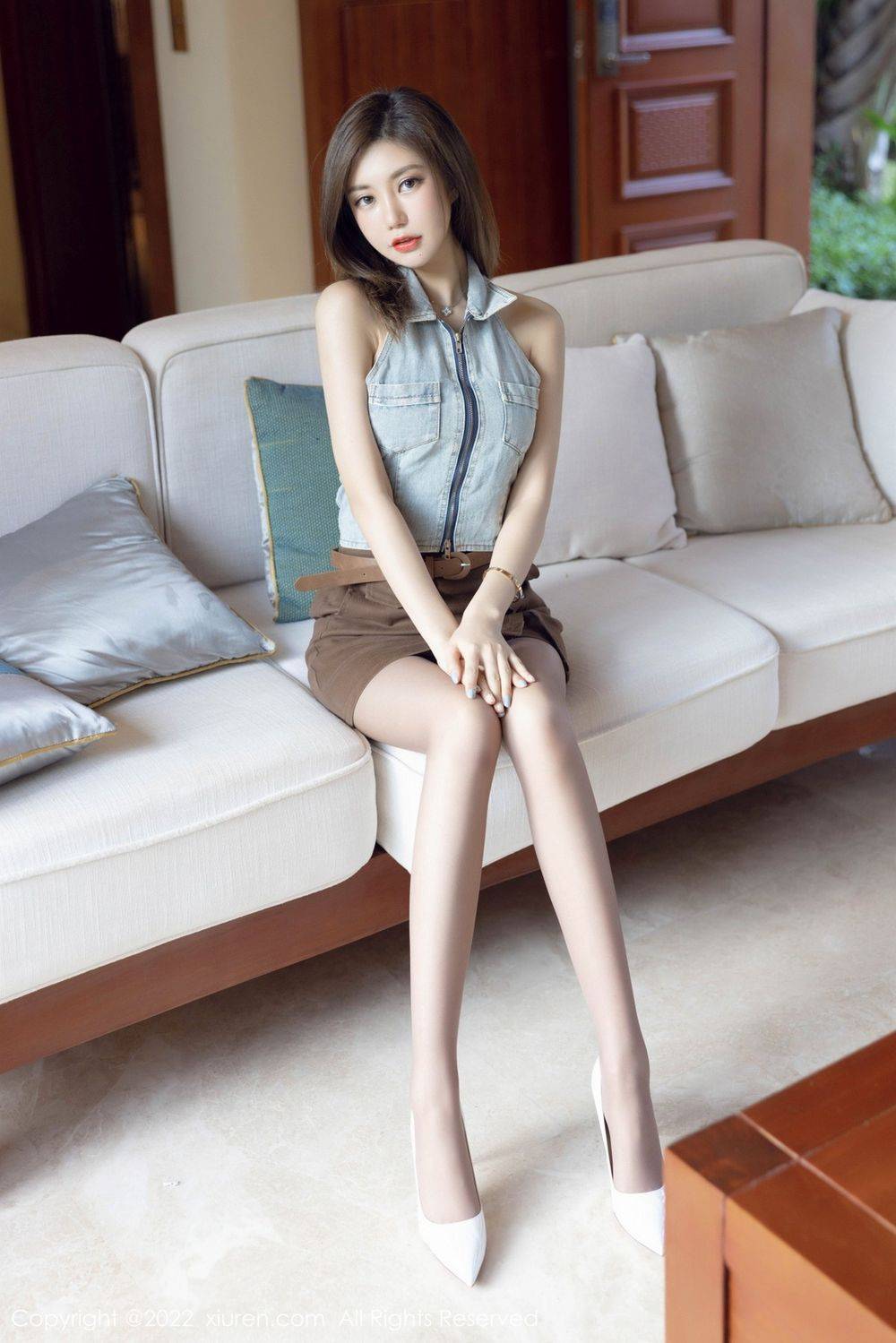 秀人网性感女神绮里嘉ula牛仔上衣搭配咖啡短裙珠三角旅拍