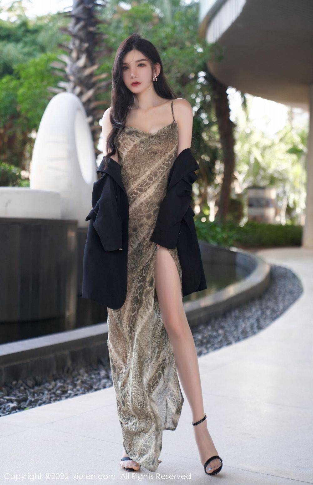 秀人网性感女神周于希吊带长裙搭配原色丝袜系列三亚旅拍