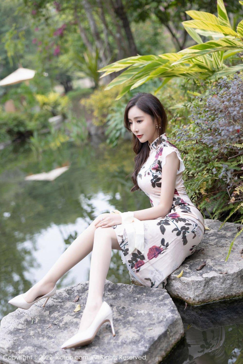 秀人网性感女神王馨瑶yanni花纹旗袍搭配原色丝袜户外写真-6