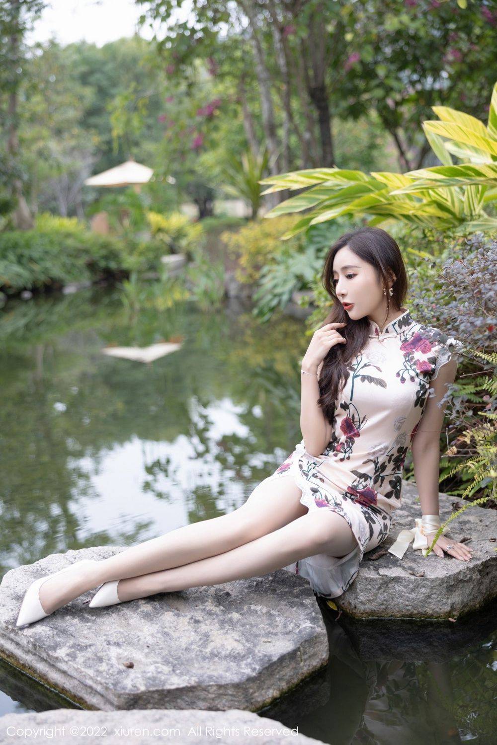 秀人网性感女神王馨瑶yanni花纹旗袍搭配原色丝袜户外写真-8