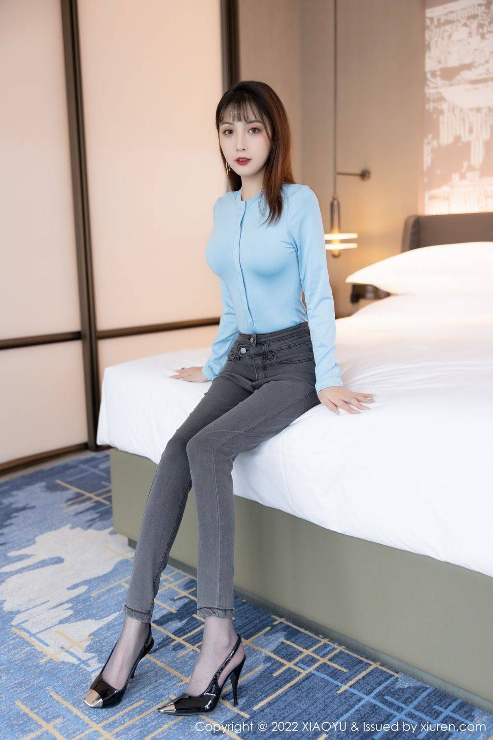 语画界美女模特林星阑淡蓝色上衣搭配深色牛仔裤性感写真-4