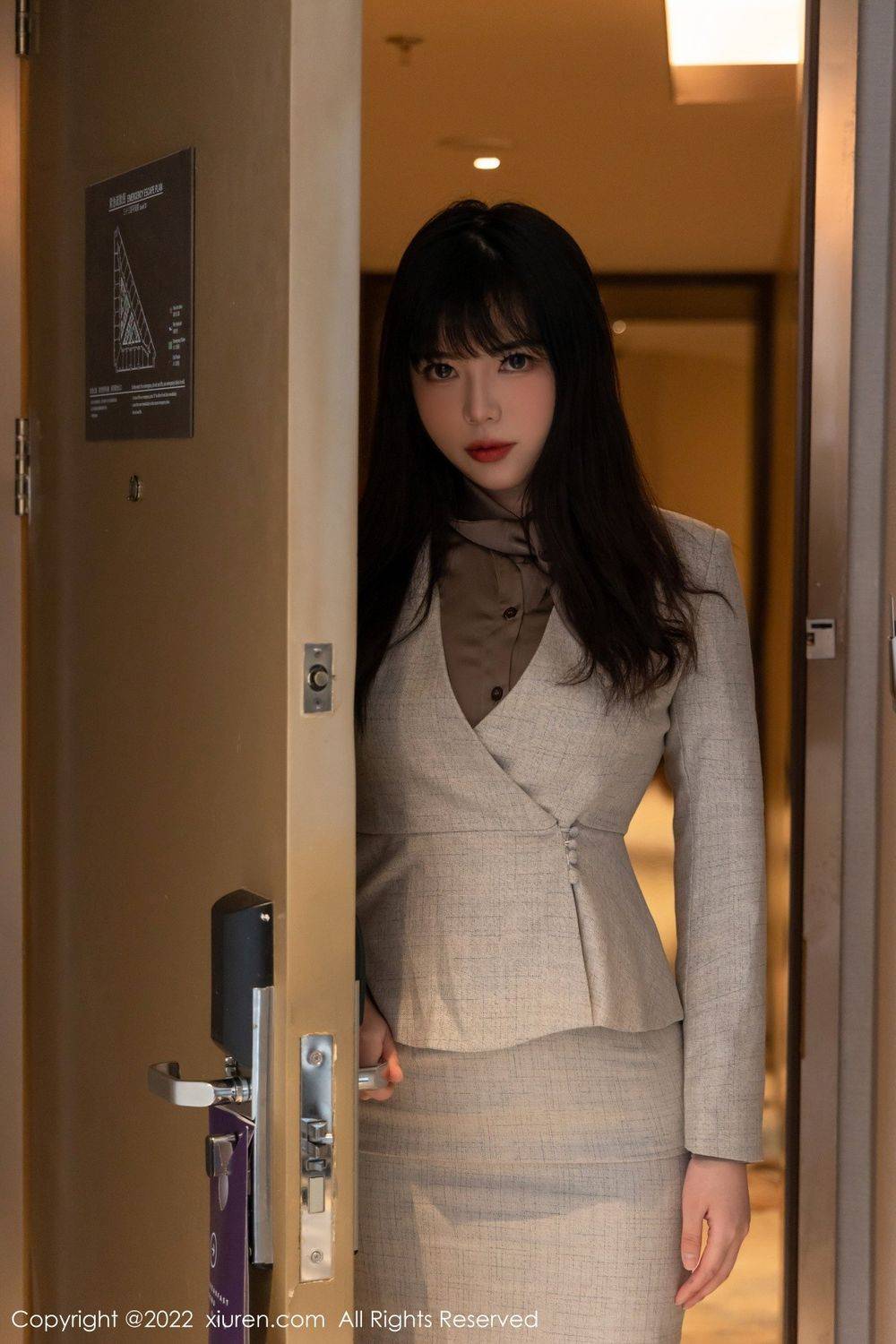 秀人网美女模特Arude薇薇浅灰色上衣搭配短裙系列性感写真