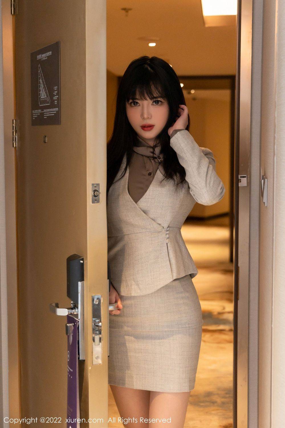 秀人网美女模特Arude薇薇浅灰色上衣搭配短裙系列性感写真-2