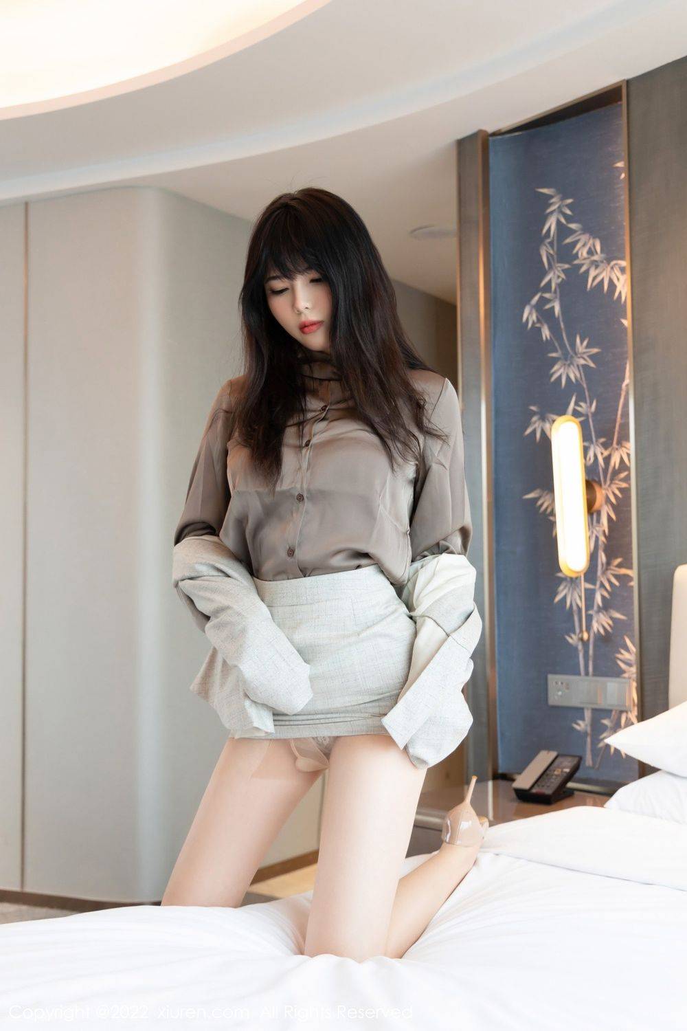 秀人网美女模特Arude薇薇浅灰色上衣搭配短裙系列性感写真-13