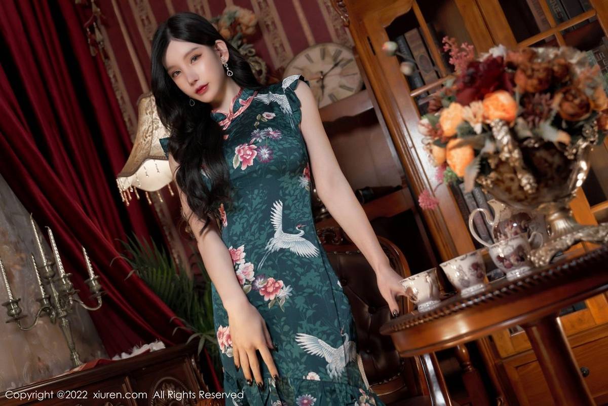 秀人网性感女神周于希Sally暗绿色旗袍黑丝冷艳系列三亚旅拍-7