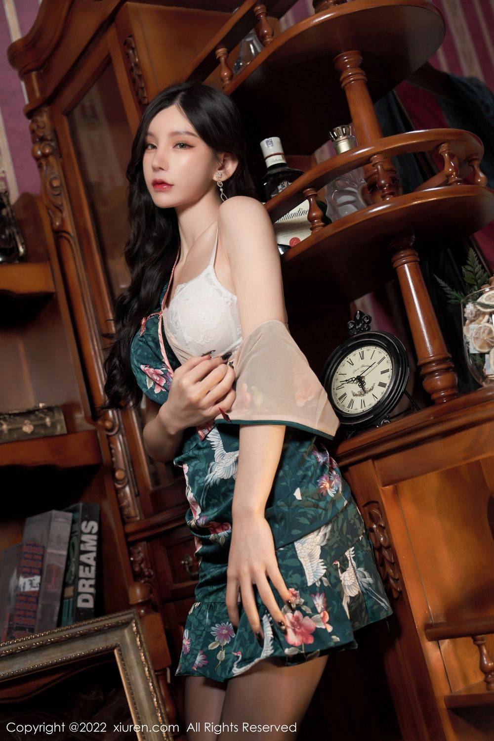 秀人网性感女神周于希Sally暗绿色旗袍黑丝冷艳系列三亚旅拍-29