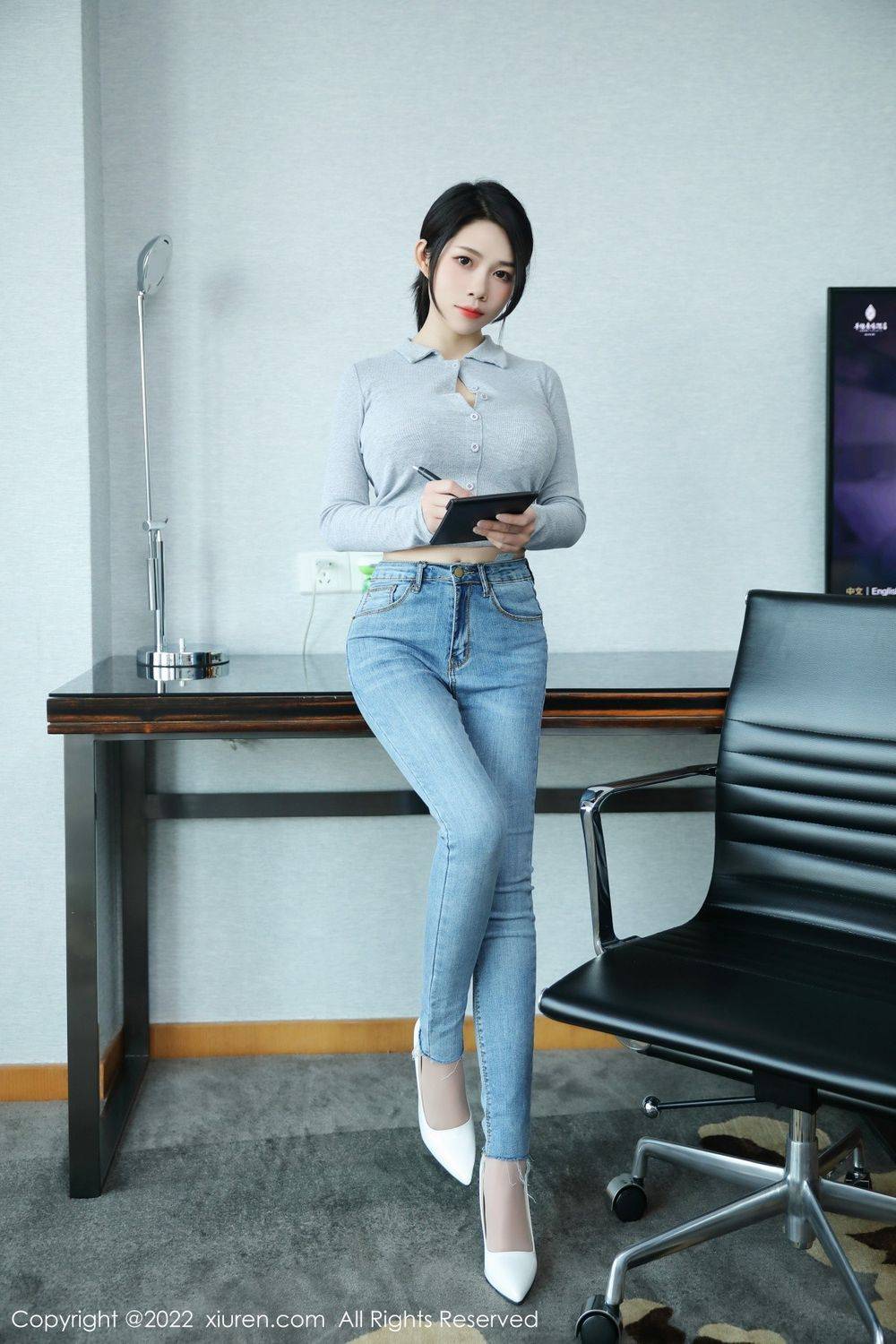 秀人网新人模特娜娜子呀灰色收身上衣搭配牛仔裤系列写真-5