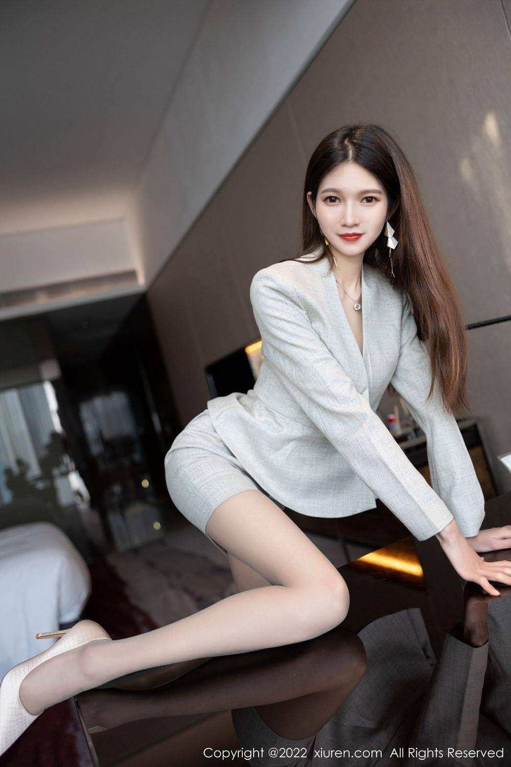秀人网美女模特程程程-灰色制服搭配短裙职场OL性感写真-3