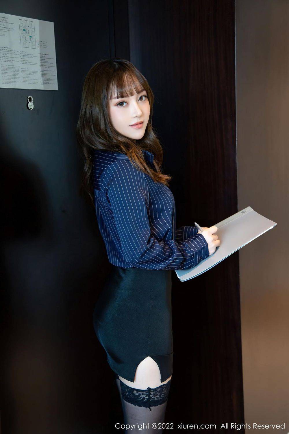 秀人网美女模特豆瓣酱深蓝色条纹T恤搭配短裙职场OL写真-3