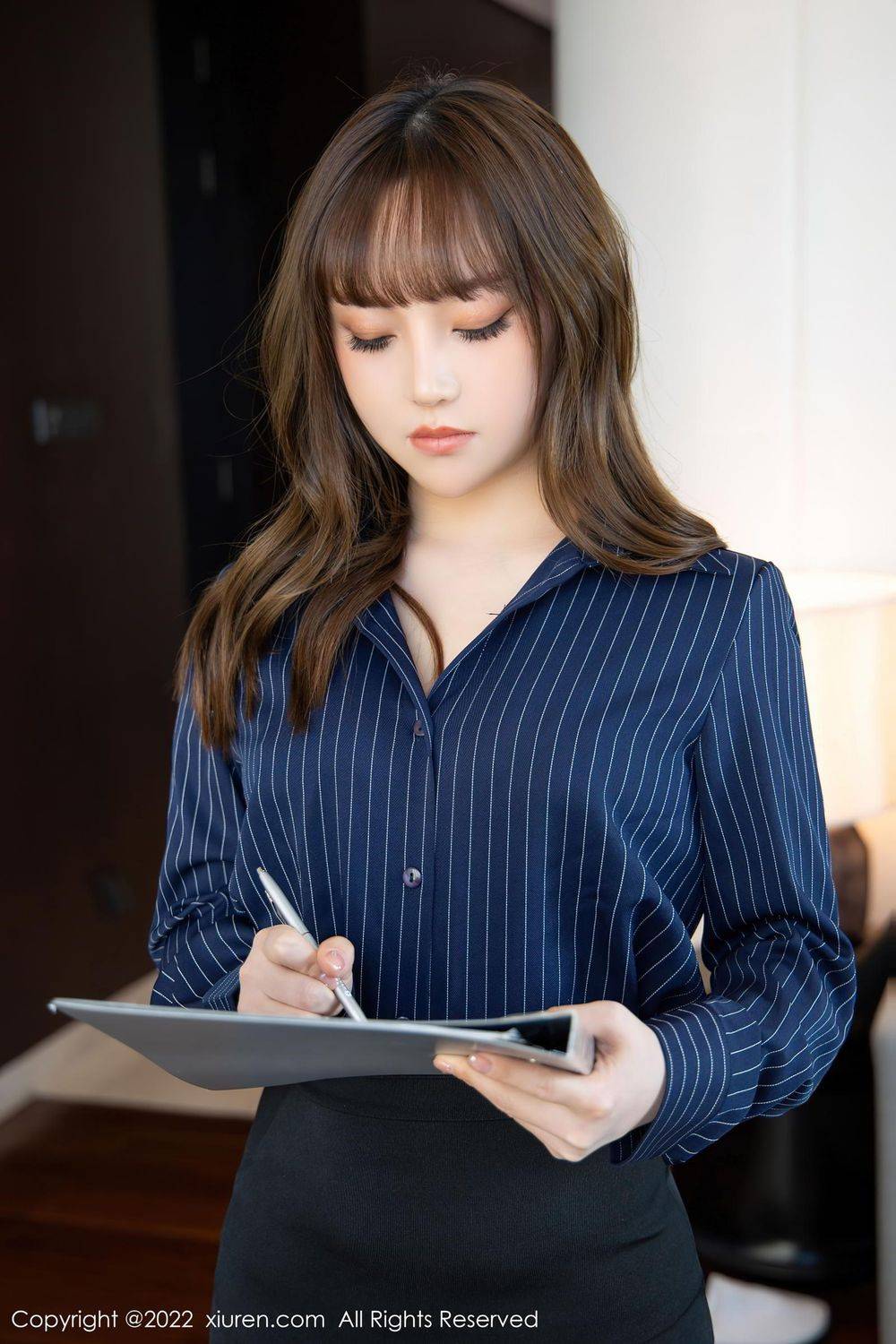 秀人网美女模特豆瓣酱深蓝色条纹T恤搭配短裙职场OL写真-2