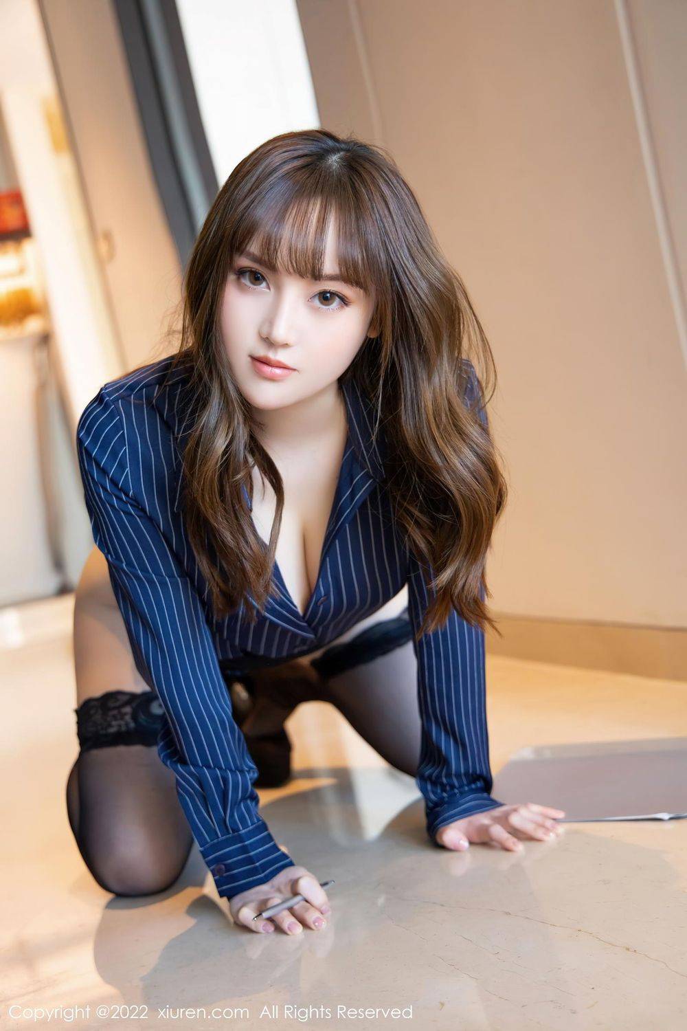 秀人网美女模特豆瓣酱深蓝色条纹T恤搭配短裙职场OL写真-18