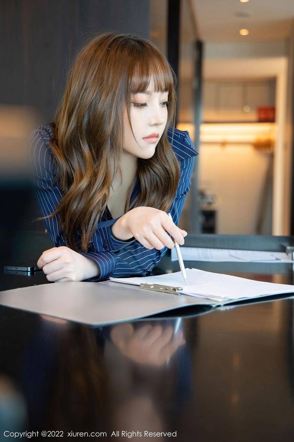 秀人网美女模特豆瓣酱深蓝色条纹T恤搭配短裙职场OL写真-32