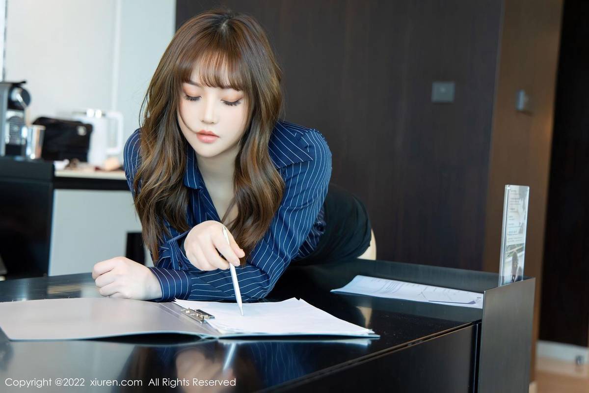 秀人网美女模特豆瓣酱深蓝色条纹T恤搭配短裙职场OL写真-31