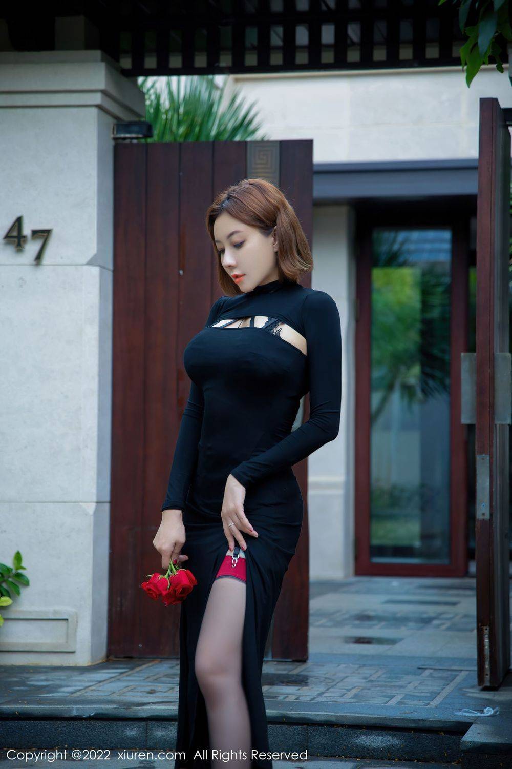 秀人网美女模特果儿Victoria深色长裙搭配黑丝系列三亚旅拍-3