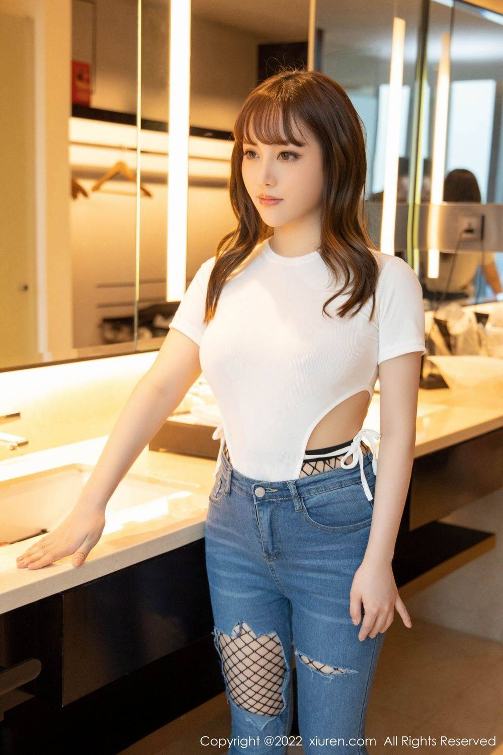 秀人网美女模特豆瓣酱白色收身上衣蓝色牛仔裤性感写真