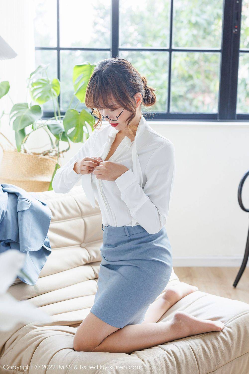 爱蜜社新人模特张思允Nice淡蓝色西服白色衬衣丝袜系列写真-18