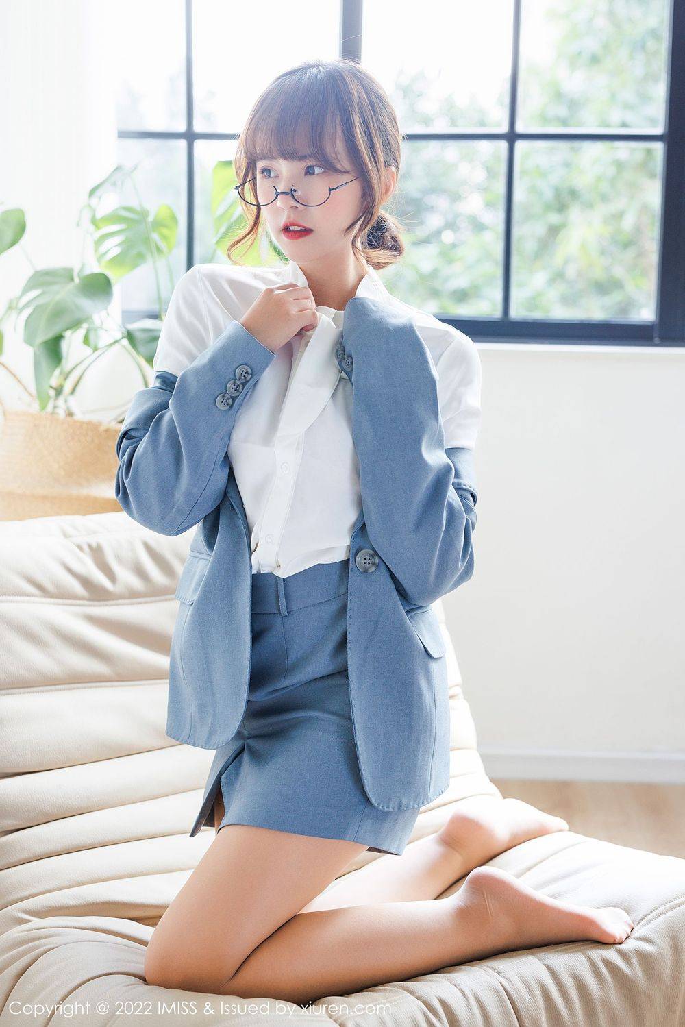 爱蜜社新人模特张思允Nice淡蓝色西服白色衬衣丝袜系列写真-17