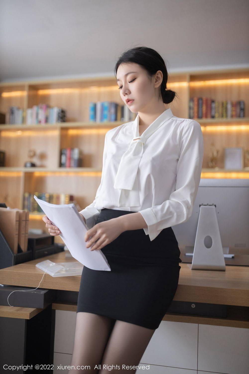 秀人网美女模特安然Maleah黑色上衣白色T恤OL风格珠三角旅拍-3