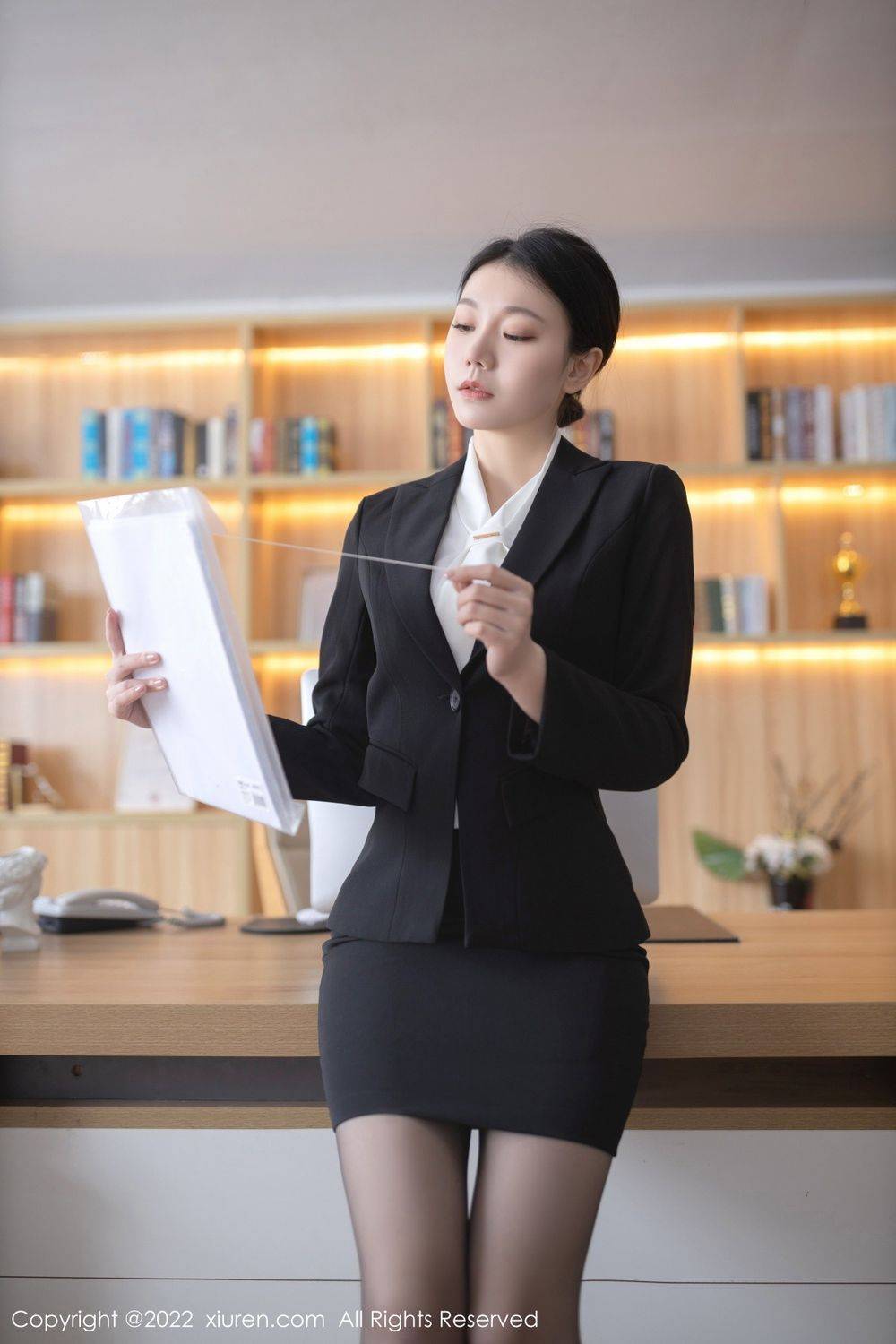 秀人网美女模特安然Maleah黑色上衣白色T恤OL风格珠三角旅拍-14