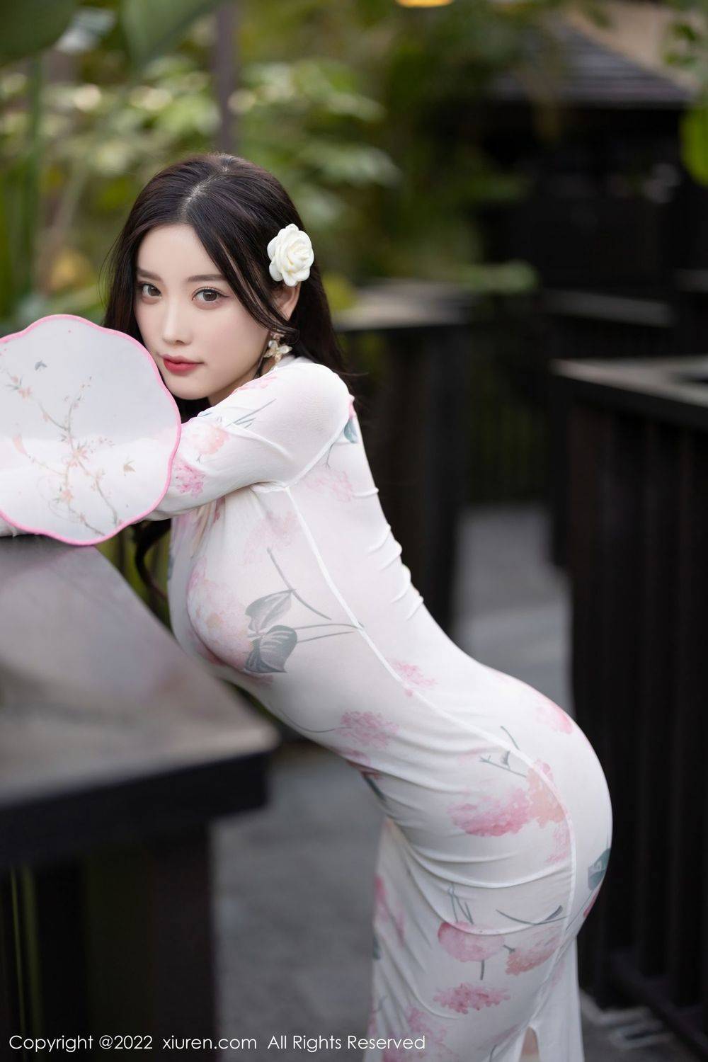 秀人网性感女神杨晨晨Yome白色带图案旗袍搭配丝袜系列写真-8