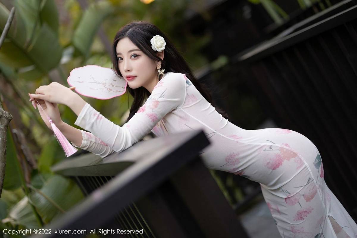 秀人网性感女神杨晨晨Yome白色带图案旗袍搭配丝袜系列写真-9