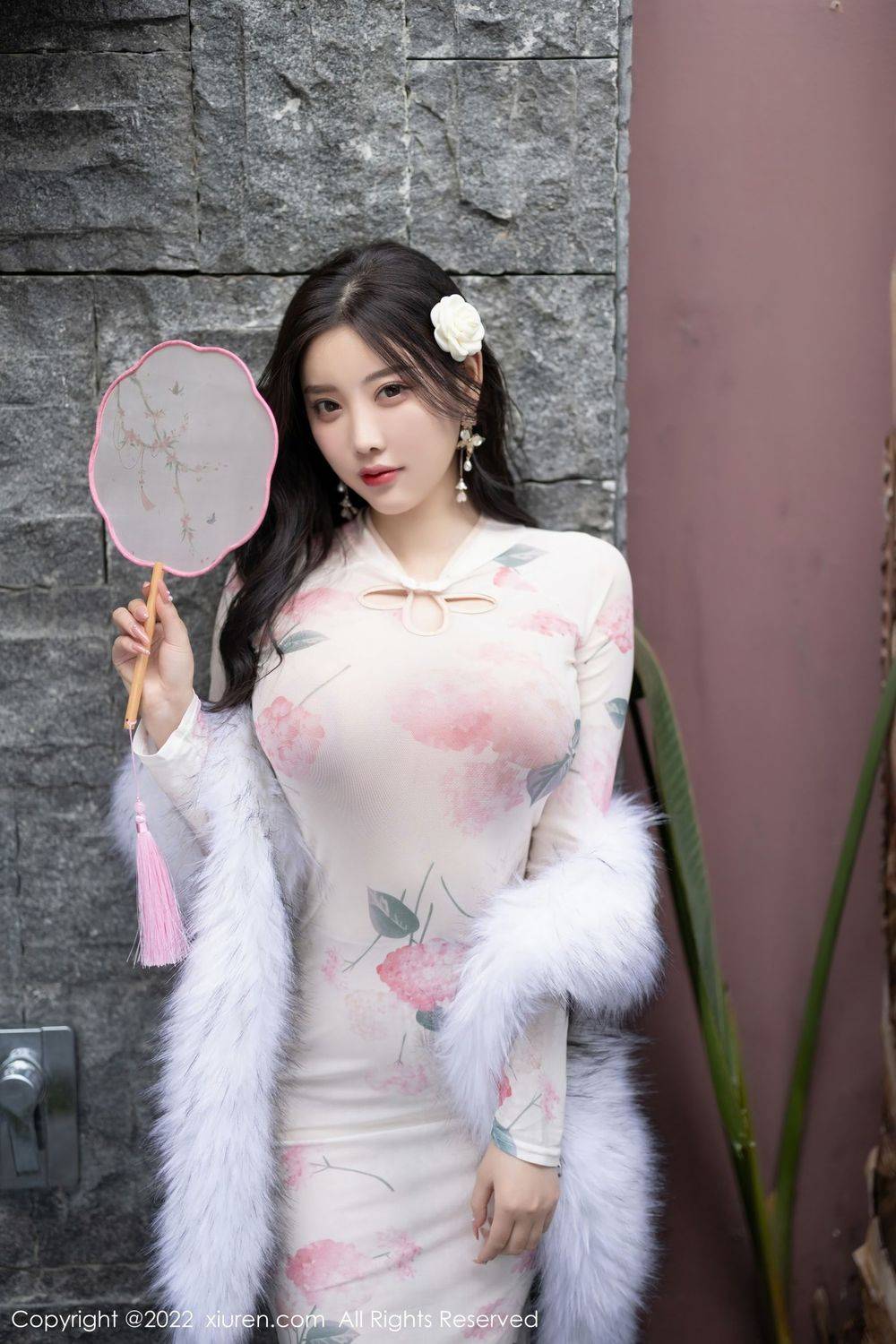 秀人网性感女神杨晨晨Yome白色带图案旗袍搭配丝袜系列写真-16