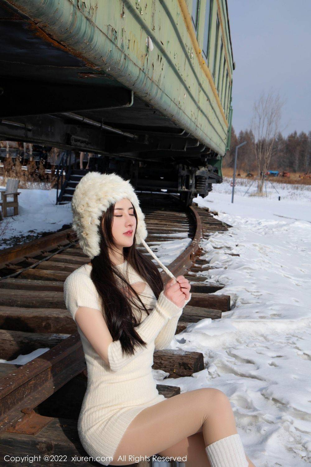 秀人网美女模特陈诗诗kiki白色毛衣搭配原色丝袜三亚旅拍-4