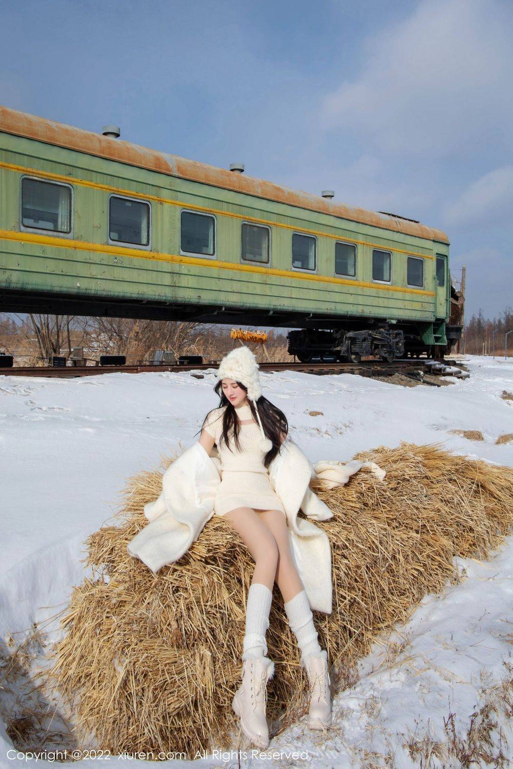 秀人网美女模特陈诗诗kiki白色毛衣搭配原色丝袜三亚旅拍-5