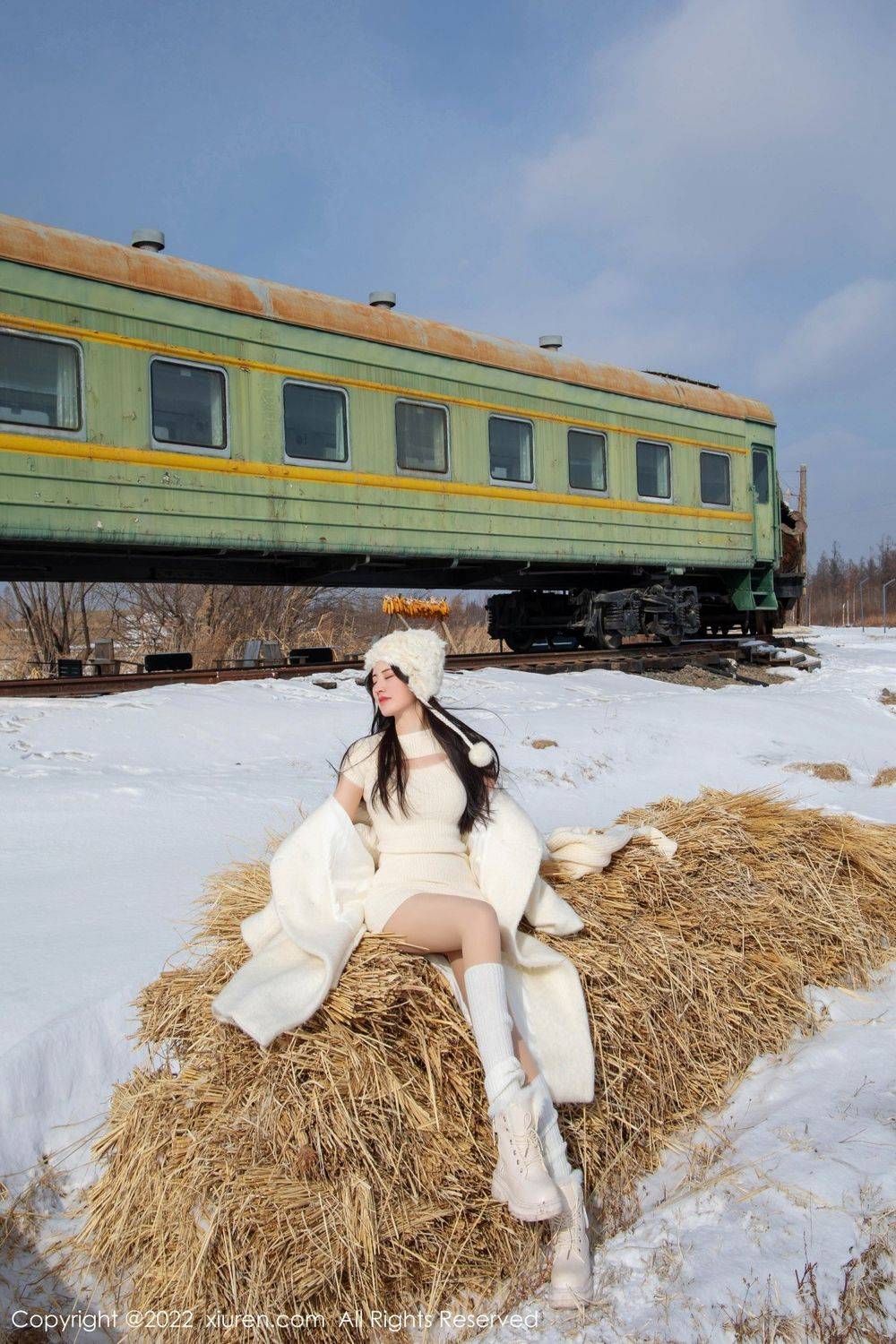 秀人网美女模特陈诗诗kiki白色毛衣搭配原色丝袜三亚旅拍-6